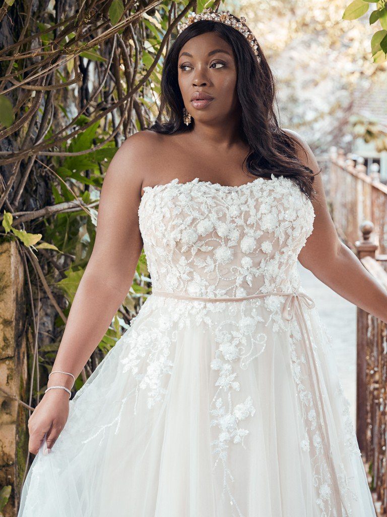 Plus Size Formal Gowns, Macy's, Style Plus Curves, Amber McCulloch, Plus  Size Model, Pl… | Plus size gowns formal, Dresses for apple shape, Apple  body shape outfits